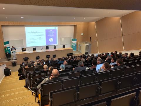 Présentation du XIIème programme par l'agence de l'eau RMC et participants qui regardent